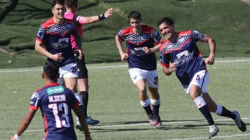 Deportes Recoleta derrotó por 2-1 a Colina y es puntero del torneo junto a Limache.