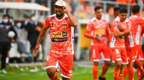Maturana celebró su gol con un casco minero