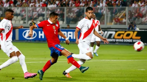 Alexis Sánchez marcó tres goles por eliminatorias ante Perú en el estadio Nacional de Lima