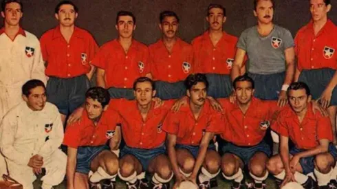 Fotografía del equipo nacional que disputara el campeonato Sudamericano en Ecuador en 1947 donde participó el Cholo Balbuena. Foto: Revista Estadio