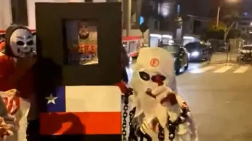 El ataúd que armaron hinchas peruanos con la cara de Vidal