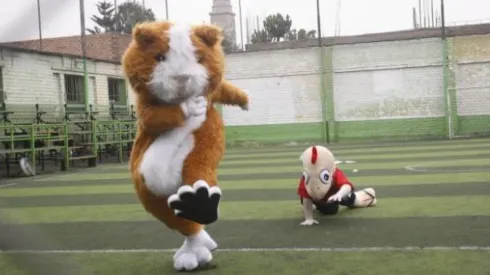 Cuycito enfrentó a Condorito en la previa del Clásico del Pacífico