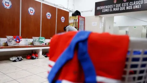 El camarín de Chile en Perú: mensaje fraternal y tipografía de la nueva camiseta.