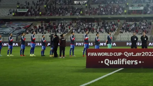 La selección chilena cantó el Himno bajo pifias en el estadio Nacional de Lima.