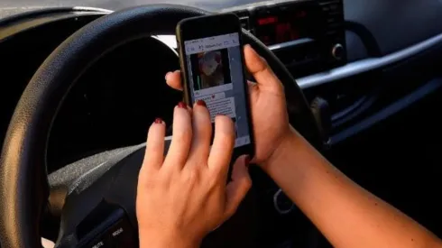 ¿Cuáles son las multas por utilizar el celular mientras se conduce?