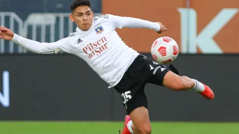 Cuando el reloj marcó los 30 minuto Colo Colo cumple con la norma del Sub 21 con la participación de Joan Cruz.