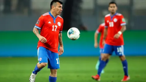 Gary Medel frente a Perú en Lima