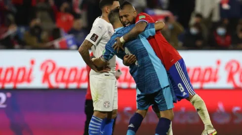 Claudio Bravo y Arturo Vidal celebraron con un emotivo abrazo el triunfo de Chile sobre Paraguay.