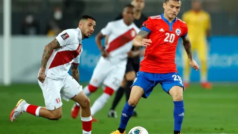 Charles Aránguiz vio una amarilla que le acarrea sanción y no podrá estar ante Venezuela.