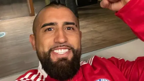 Arturo Vidal sólo se saca la pulsera que le regaló Daniella Durán durante los partidos.