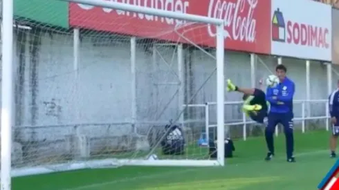 Uno de los tapadones que metió Mauricio Isla en la última práctica de la Roja