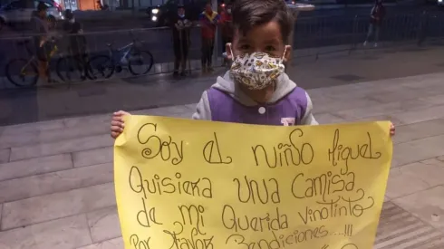 Miguel esperaba a su selección afuera del hotel con un cartel que los apoyaba y les pedía una camiseta. Foto: @SeleVinotino