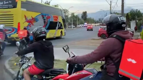 Motociclistas escoltan a la selección venezolana durante su paso por Santiago para disputar las Eliminatorias para Qatar 2022