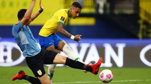 Raphinha marcó un par de goles en la victoria ante Uruguay.