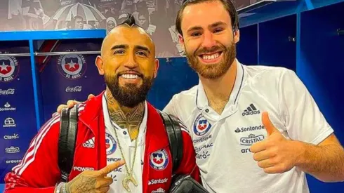 Vidal y Brereton Díaz posaron juntos tras el triunfo de Chile