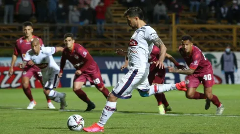 Gonzalo Sosa anotó el primer gol del partido desde el punto de penal.