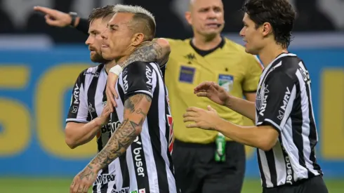 Edu Vargas volvió a los entrenamientos y podría ser alternativa en el Mineiro.