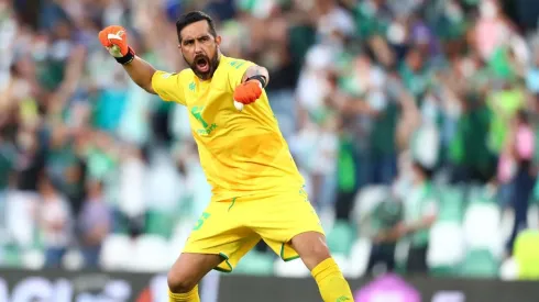 Claudio Bravo ha visto desde la banca los últimos encuentros del Betis.