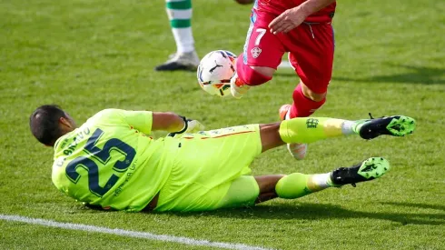 Claudio Bravo vuelve a ser prenda de garantía del Betis, esta vez en competencias europeas