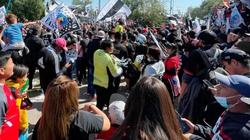 Hinchas de Colo Colo llegaron a las afueras de La Ruca para el arengazo previo a la "final" contra Universidad Católica.