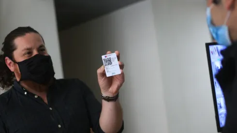 Gobierno informará hoy fecha en que se pedirá tercera dosis para el pase en mayores de 55 años.