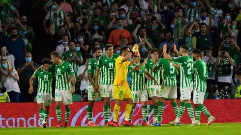 Claudio Bravo celebra junto a sus compañeros en el Benito Villamarín