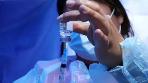 ¿A quiénes les corresponde vacunarse con primera o segunda dosis este martes 26 de octubre?