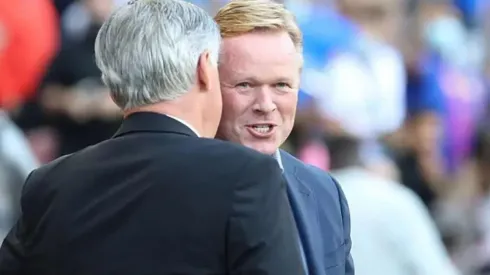 Carlo Ancelotti hablándole al oído a Ronald Koeman