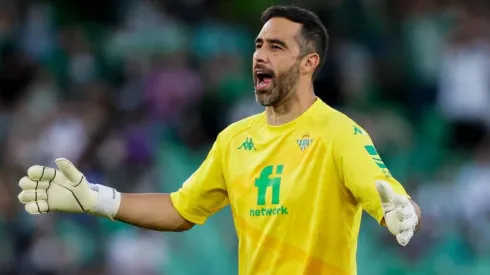 Claudio Bravo y Manuel Pellegrini alcanzan la punta de La Liga con goleada contra Valencia.
