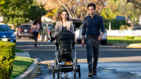 Conoce a la pareja de You fuera de la pantalla