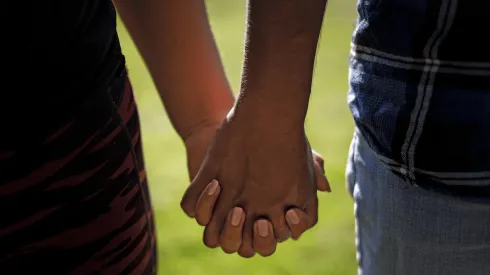 Parejas con vínculo legal pueden obtener beneficios.