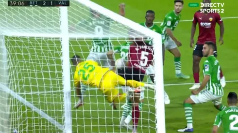 Claudio Bravo dudó salir y se le hizo tarde en el gol del Valencia.