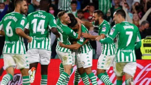 Los jugadores festejaron el triunfo del Real Betis por 4-1 ante el Valencia