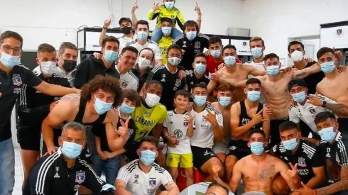 Colo Colo aparece junto a terceros y niños en la imagen del camarín que compartió el equipo después del triunfo sobre Universidad Católica