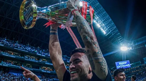 Sebastián Vegas levanta la Concachampions tras vencer con el Monterrey al América en la final. Foto: @Rayados
