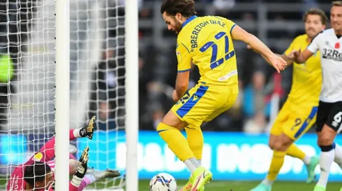Brereton y su primero de dos goles contra Derby County en la Championshio.