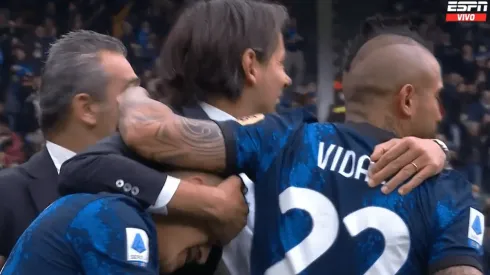 Cuidado con Alexis, profe: el abrazo de Inzaghi a los chilenos del Inter en el gol de Correa.