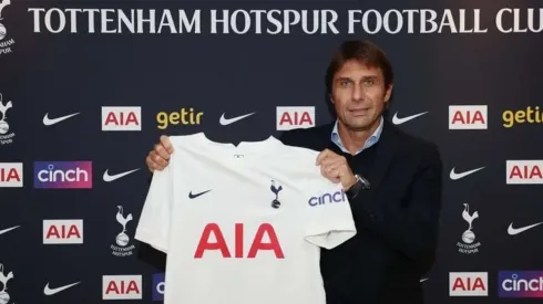 Tottenham anunció de manera oficial como entrenador a Antonio Conte.