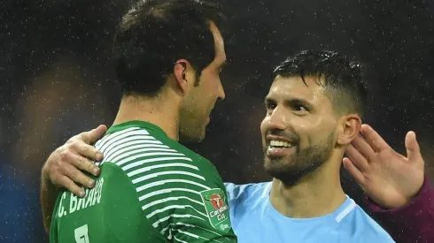Claudio Bravo y Sergio Agüero fueron compañeros en el Manchester City.