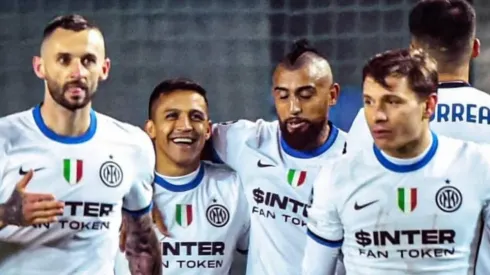 Alexis se abraza con Arturo Vidal luego de convertir un gol por el Inter de Milán por la Champions League