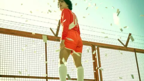 La historia de Diego Maradona desde su nacimiento, su ascenso a lo alto del fútbol mundial hasta el homenaje al primer año de su muerte llega en "Maradona: Sueño Bendito".