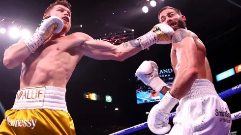 Canelo Álvarez sigue escribiendo su historia dorada en el boxeo. Noqueó a Caleb Plant.