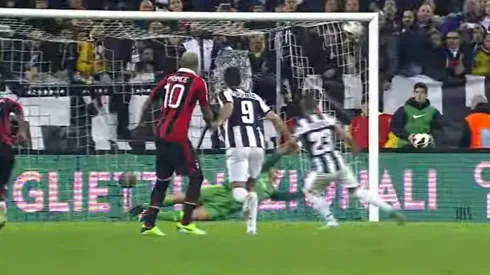 Arturo Vidal empalma el balón con precisión de cirujano y anota el gol del triunfo de la Juventus sobre Milan en 2013