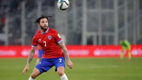 Eugenio Mena fue revisado por el cuerpo médico de la selección aunque se determinó que de igual forma estará en el entrenamiento de la tarde