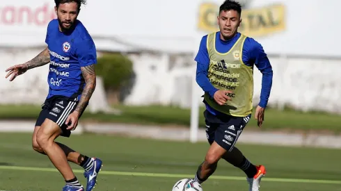 Eugenio Mena está considerado como titular en la Roja pero su salida por exámenes causa dudas por su condición física. Foto: ANFP