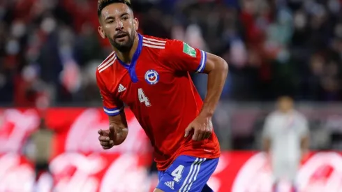 Mauricio Isla queda fuera del duelo con Paraguay por culpa del coronavirus