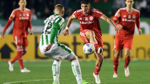 Carlos Palacios estuvo especialmente lúcido en la creación de la ofensiva del Inter de Porto Alegre