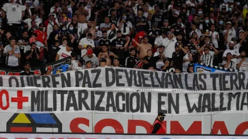 Los lienzos pidiendo fin a la militarización en la Araucania en el Monumental que fueron "observados" por Hermosilla