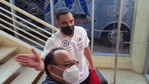 Claudio Bravo y el pape a un hincha porfiado que desata risas.
