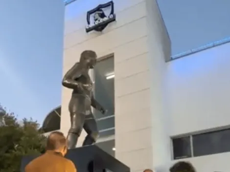 Colo Colo inaugura la estatua de Chamaco Valdés